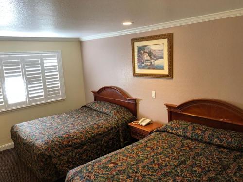 Gateway Thunderbird Motel - photo 11