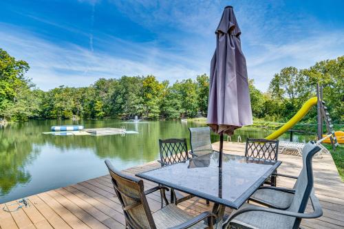 Lake Escape w Hot Tub & Docks in Hope in Hope, United States