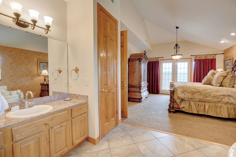 Grand Crowne Resort - photo 13