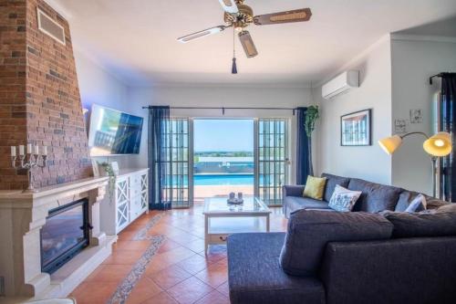 Charmante Villa mit 3 Schlafzimmer und Blick zum Meer — 4-Star Luxury Hotel in Santa Barbara De Nexe, Portugal