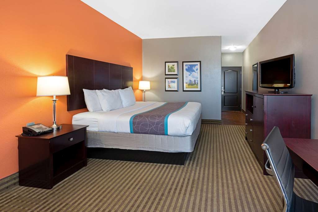 La Quinta Inn & Suites by Wyndham Houston Bush Intl Airpt E - photo 15