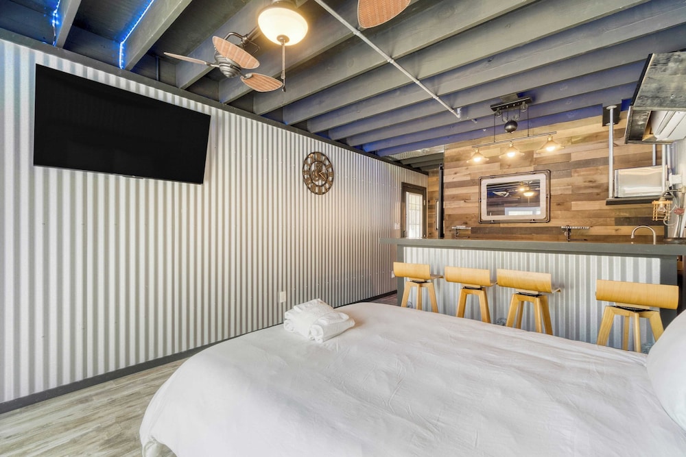 Halo By Avantstay Community Beach Access Carriag - photo 21