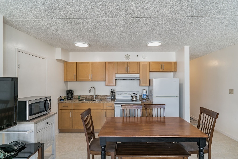 Standard Ocean View Condo 35th floor views Free parking & Wifi by Koko Resort Vacation Rentals Honolulu - photo 11