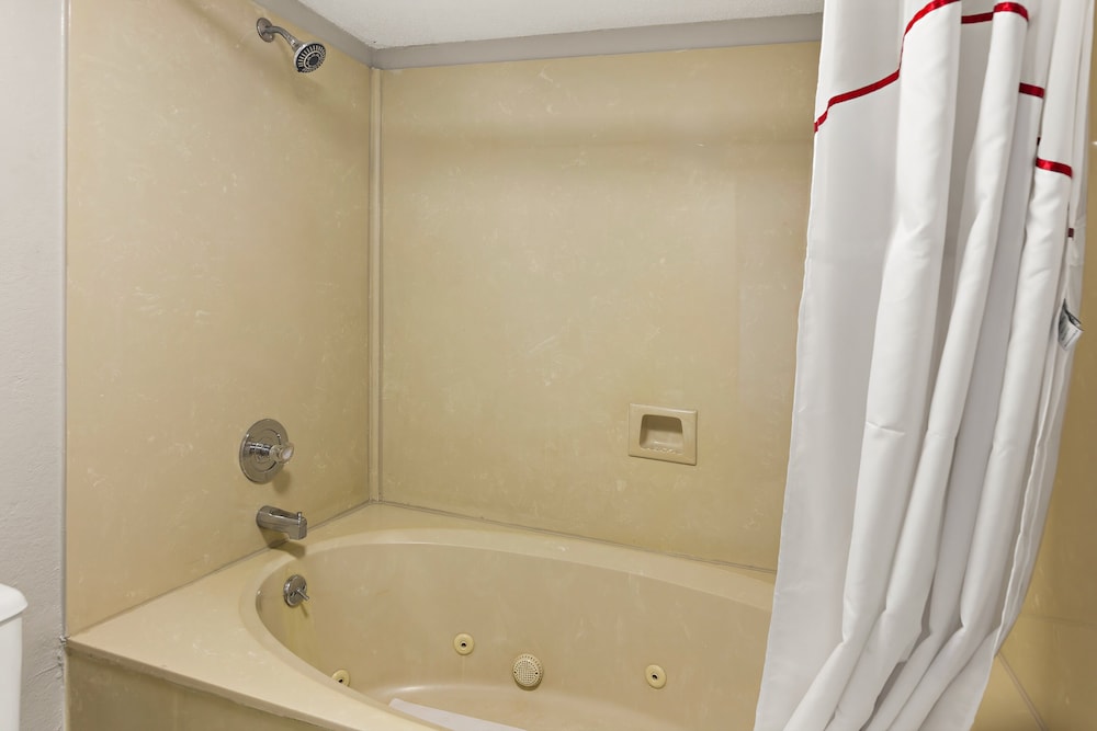 Red Roof Inn & Suites Monroe NC - photo 13