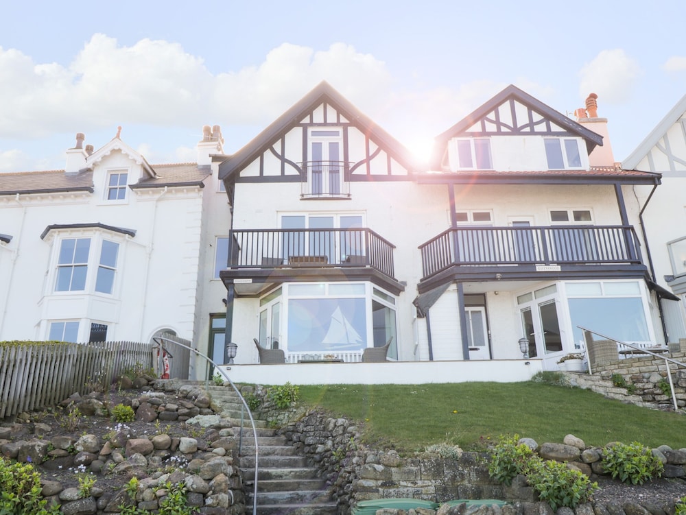 Flat 3 Peacehaven — 5-Star Luxury Hotel in Whitby, United Kingdom