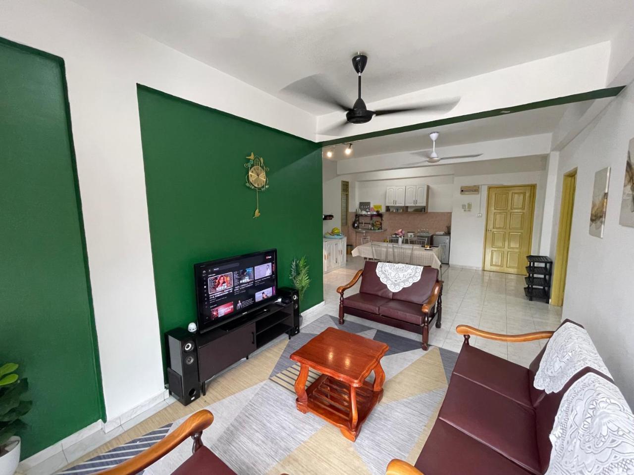 Peaceful Pines 4 Rooms Full Ac & Netflix By Ezyroom Melaka — 4-Star Luxury Hotel in Kampung Ayer Keroh, Malaysia