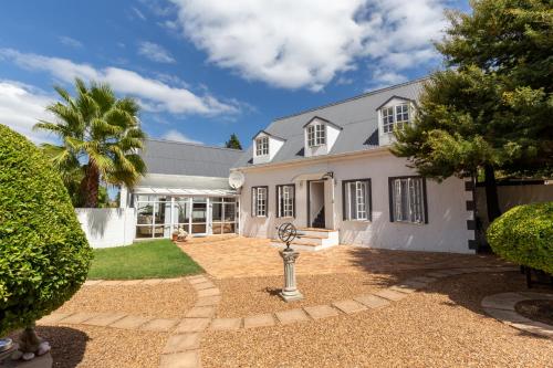 Cosimi Guest House — 4-Star Luxury Hotel in Cape Town, South Africa