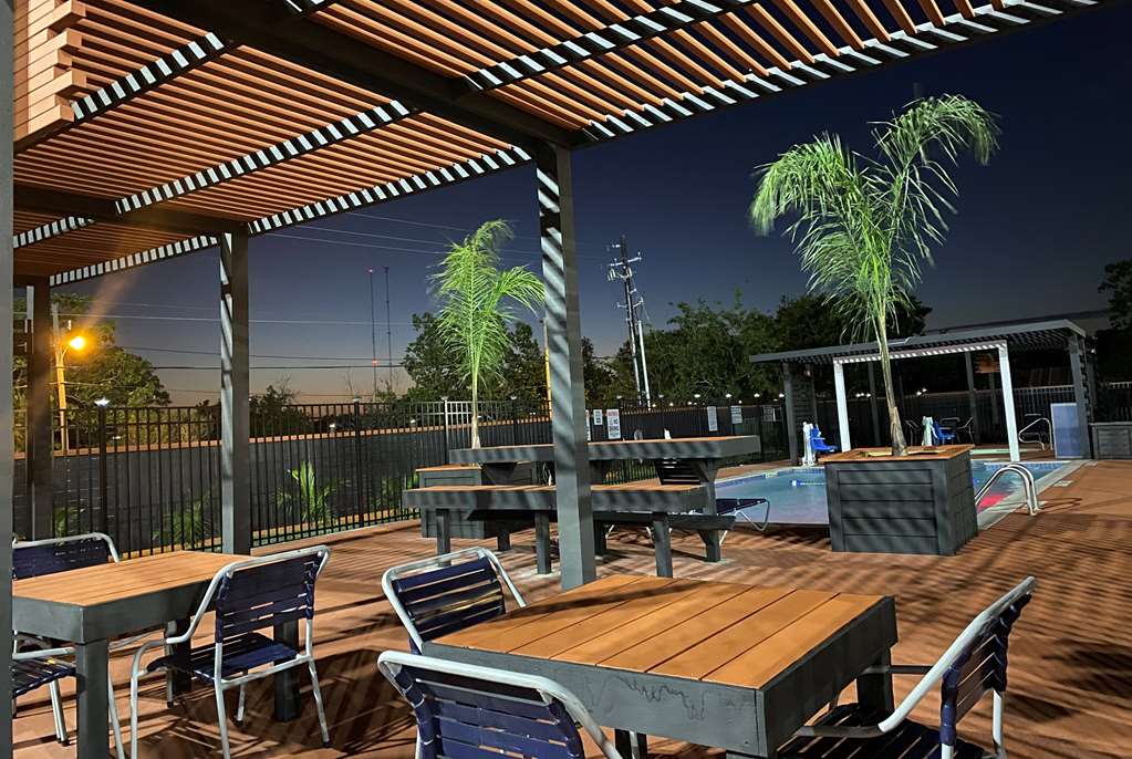 La Quinta Inn & Suites by Wyndham Victoria South - photo 9