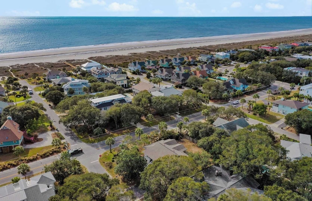 11 43rd Avenue by Avantstay Pool Close to Beach in Isle Of Palms, United States