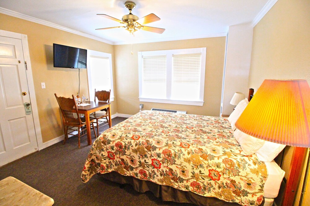 Peach Tree Inn & Suites - photo 11