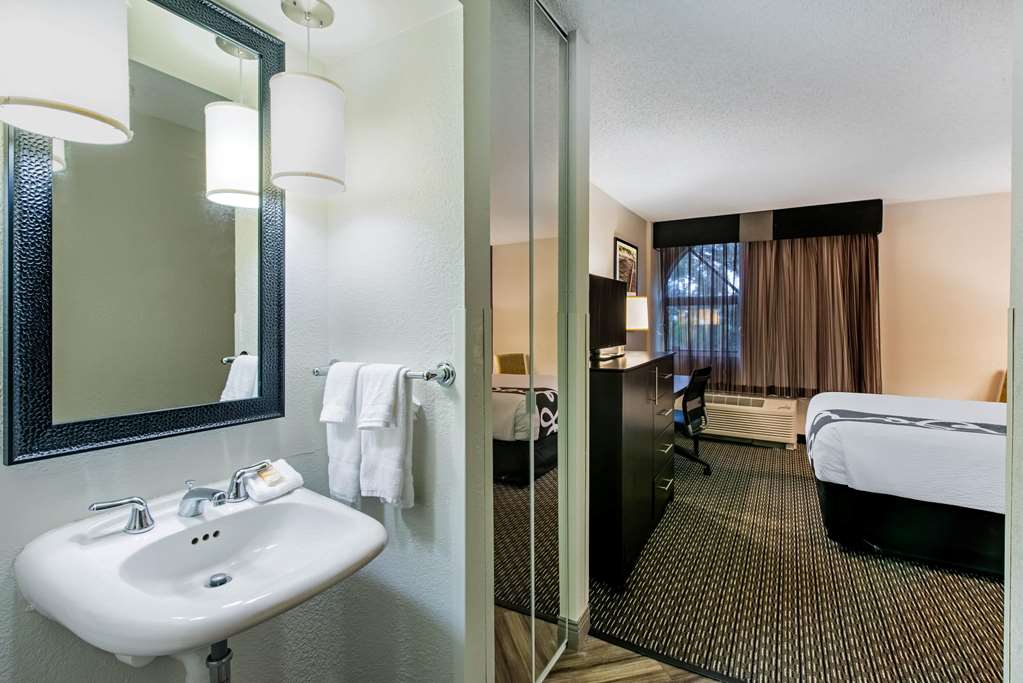 La Quinta Inn & Suites by Wyndham Fort Lauderdale Tamarac - photo 29
