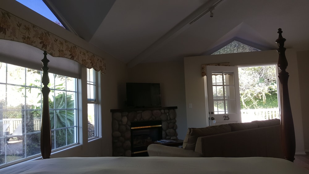 Malibu Country Inn - photo 10