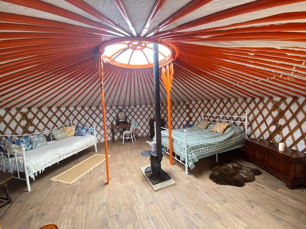Beautiful Rural Yurt With Wood Fired hot tub in Wincanton, United Kingdom
