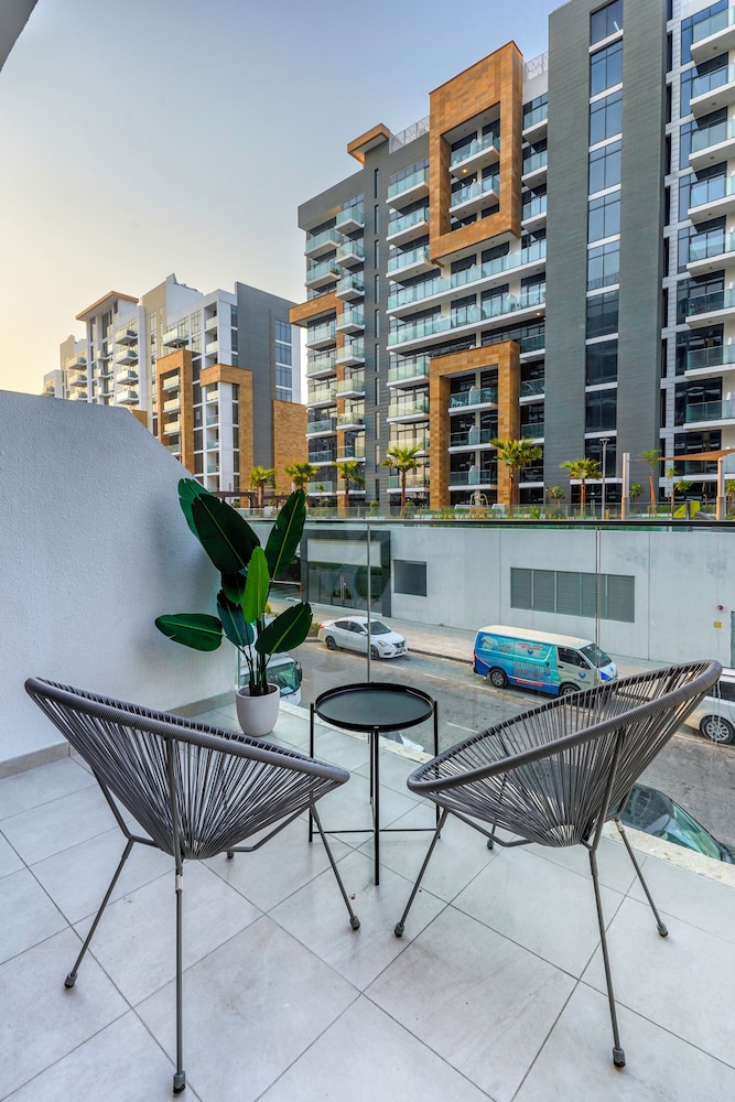 Nasma Holiday Homes Azizi Riviera 43 — 4-Star Luxury Hotel in Dubai, United Arab Emirates