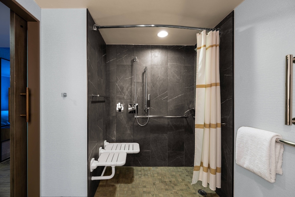 Courtyard by Marriott Chicago at Medical District UIC - photo 17
