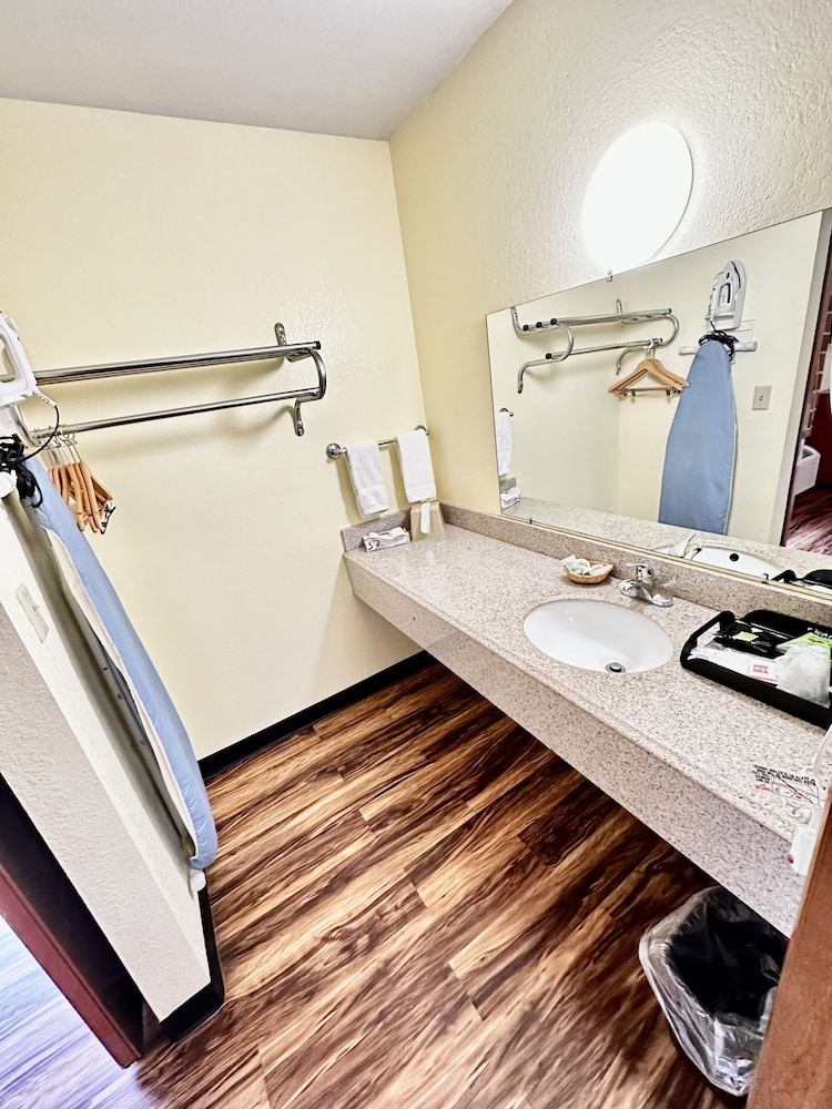 Regency Inn lola Kansas - photo 14