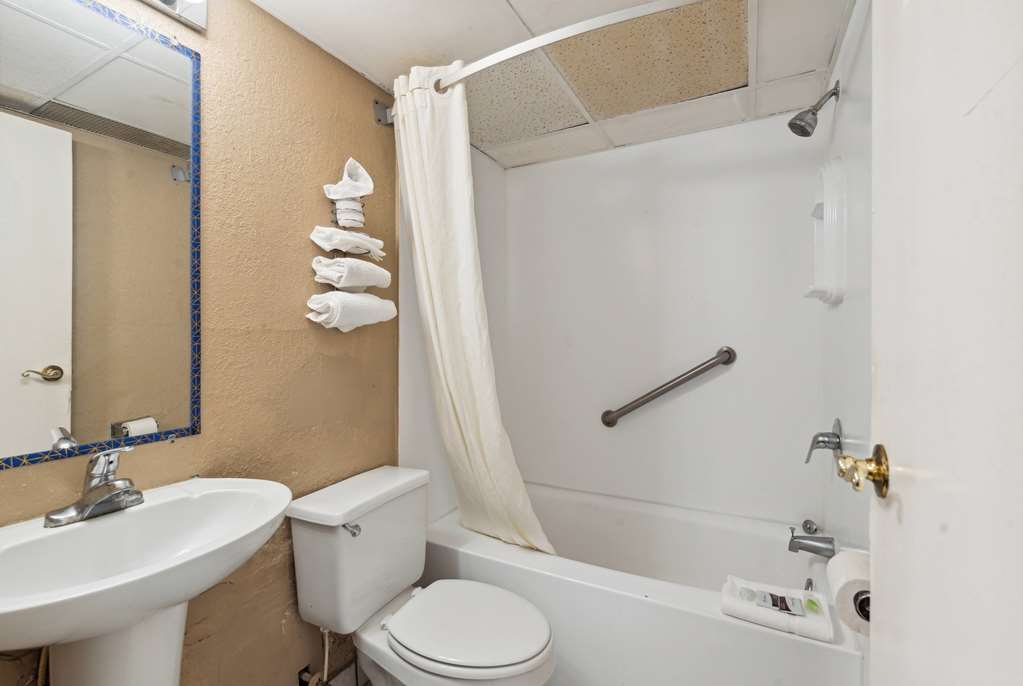 Super 8 by Wyndham Millbury Toledo - photo 31