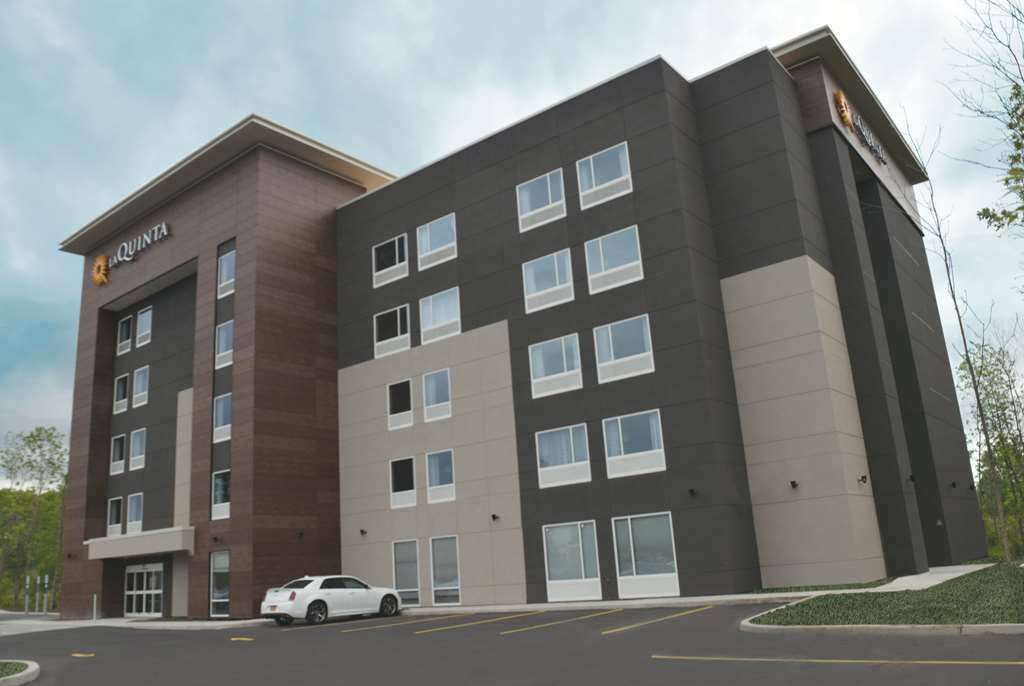 La Quinta Inn & Suites by Wyndham Buffalo Amherst - featured photo