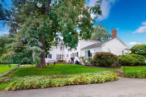 Benton Farmhouse — 4-Star Luxury Hotel in Penn Yan, United States