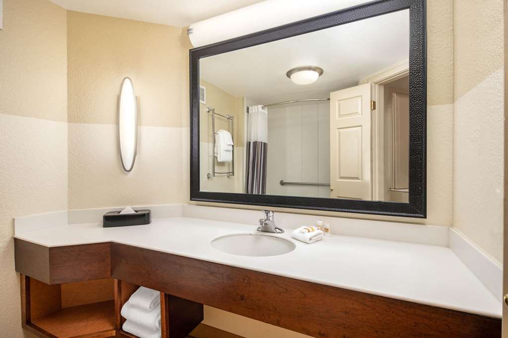 La Quinta Inn & Suites by Wyndham Atlanta Ballpark Galleria - photo 30