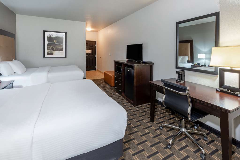 La Quinta Inn & Suites by Wyndham Mt. Pleasant - photo 12
