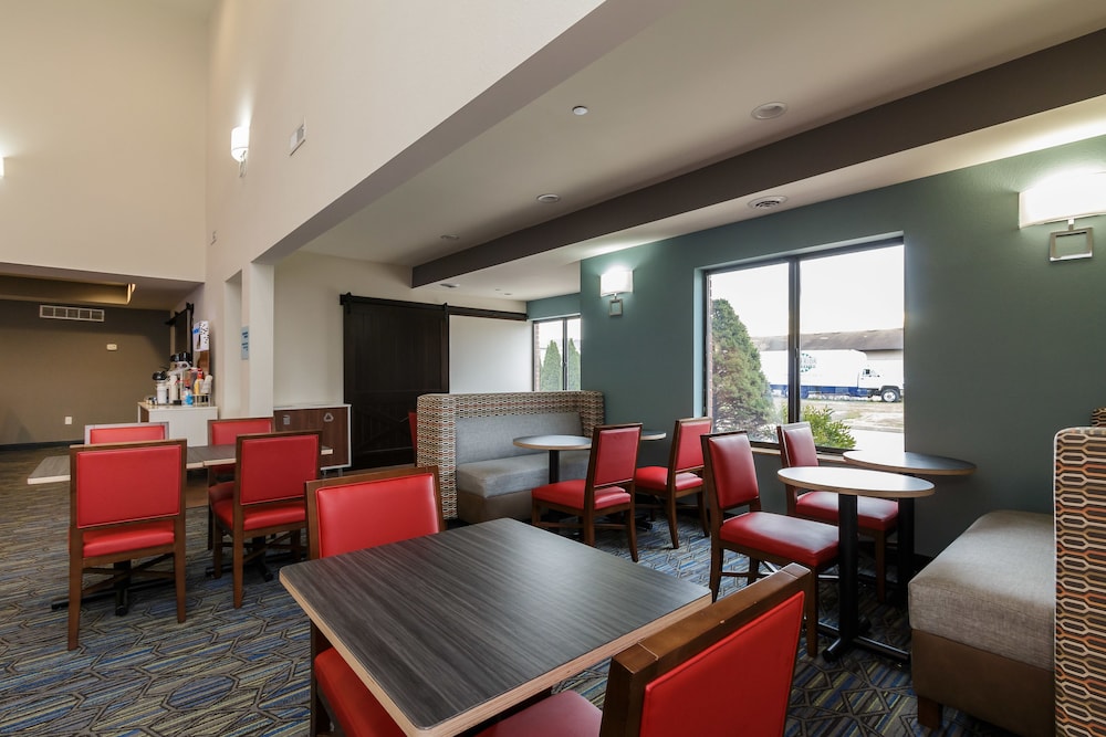 Holiday Inn Express Hotel & Suites South Bend by IHG - photo 68