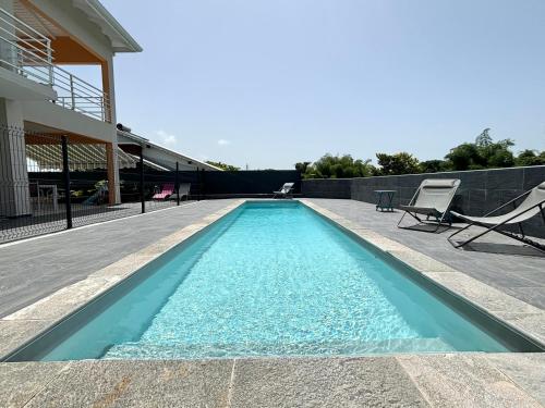 Rubis Vue piscine balcon proche Destraland — 4-Star Luxury Hotel in Baie-Mahault, Guadeloupe