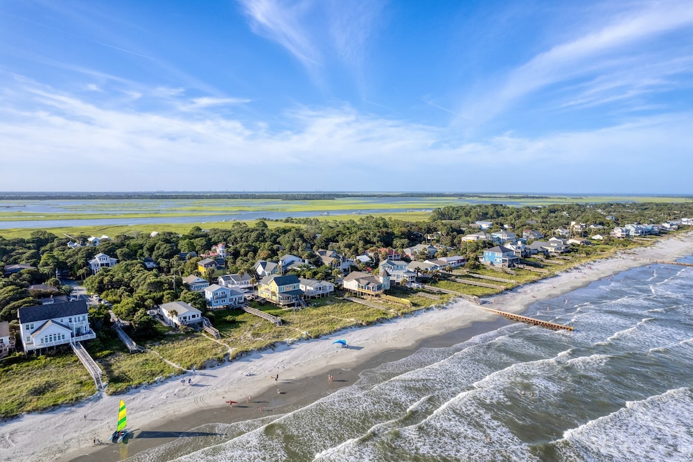 Live Oak by Avantstay Walk to Folly Beach — 4-Star Luxury Hotel in Folly Beach, United States