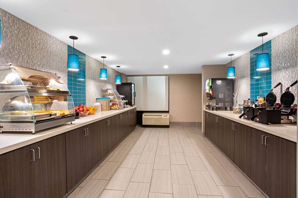 La Quinta Inn & Suites by Wyndham Denver Aurora Medical - photo 27