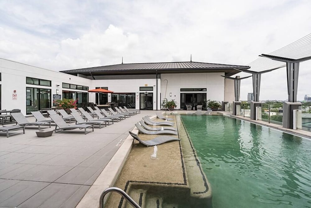 The Luxury Suites of Houston - photo 17