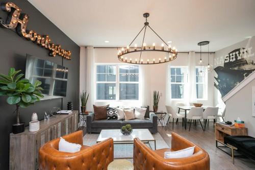 Rooftop Deck and Rec Room Minutes to DWNTN — 4-Star Luxury Hotel in Nashville, United States