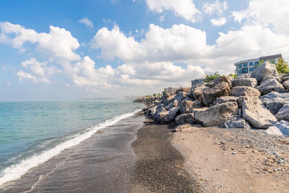 Lakeshore 3BR 2 5BA Townhome 1 min to the Beach in Hamilton, Canada