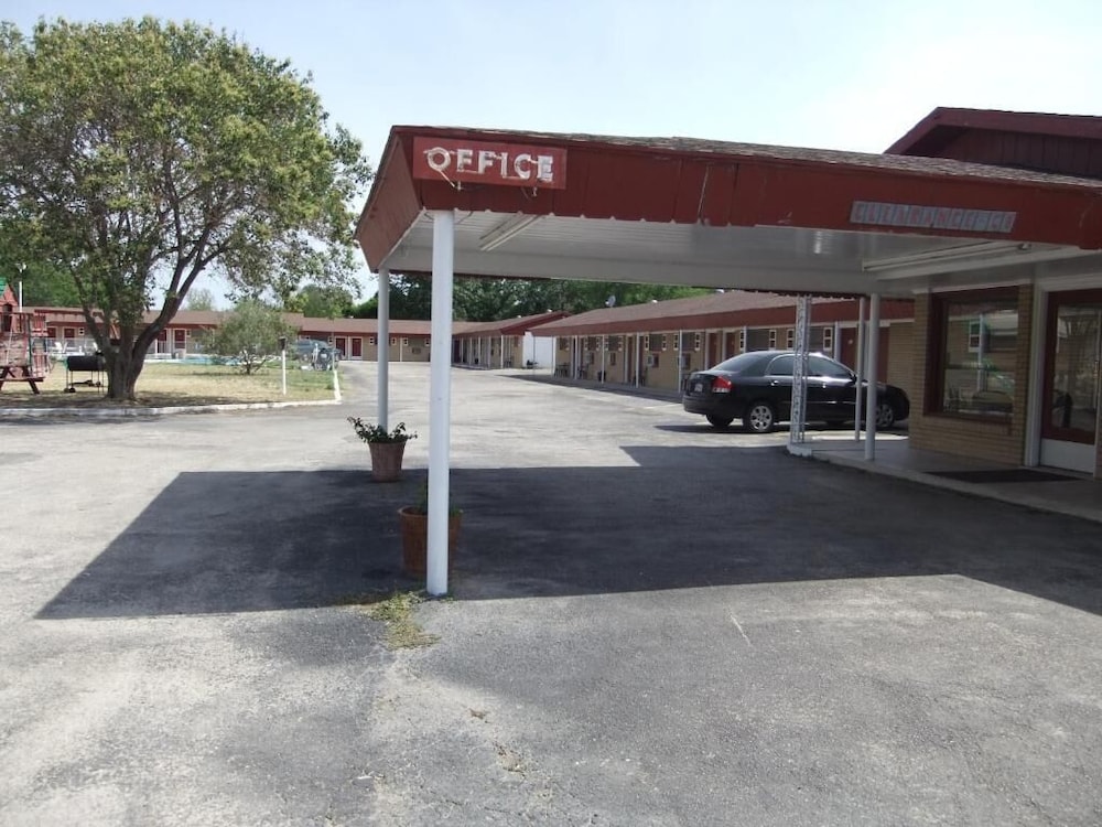 The Hills Motel - photo 24