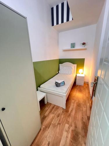 Bachelor Partition Room in Tecom Near Internet City Metro - carbon neutral hotel in Dubai