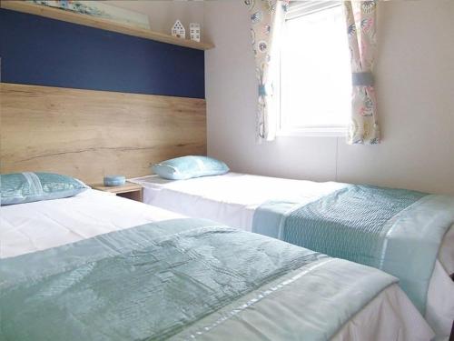 Leylandii 2 Bed Holiday Home in picturesque town.