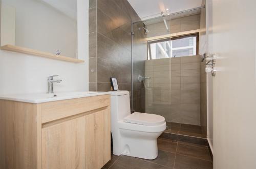F&M's Stylish Cozy & Neat 2BR Apt w Pool & Gym Lavington