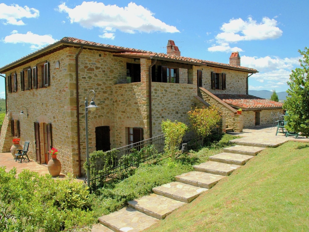 Scenic Farmhouse With Pool — 4-Star Luxury Hotel in Citta Della Pieve, Italy