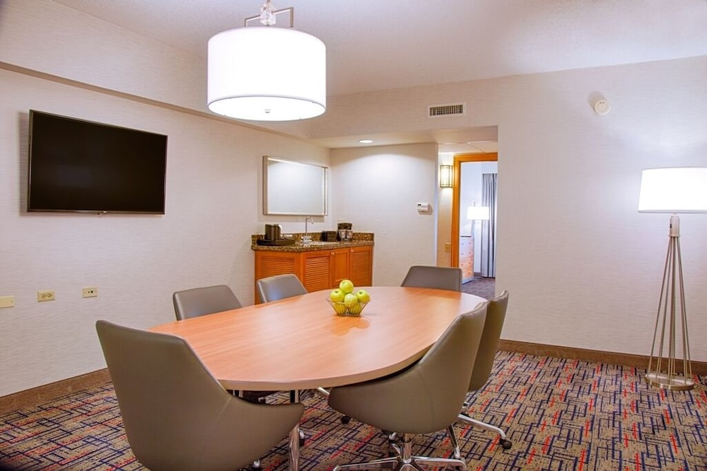Embassy Suites by Hilton Chicago O'Hare Rosemont - photo 17