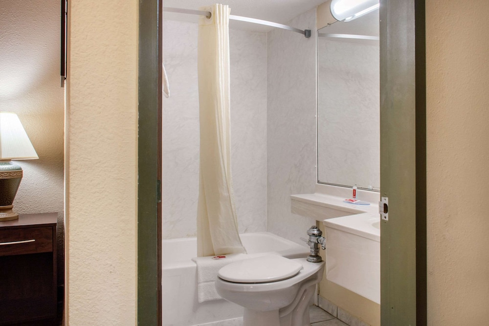 Econo Lodge Inn And Suites - photo 26