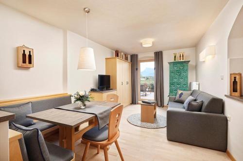 Stöckerhof Apartment Traube — 4-Star Luxury Hotel in Merano, Italy