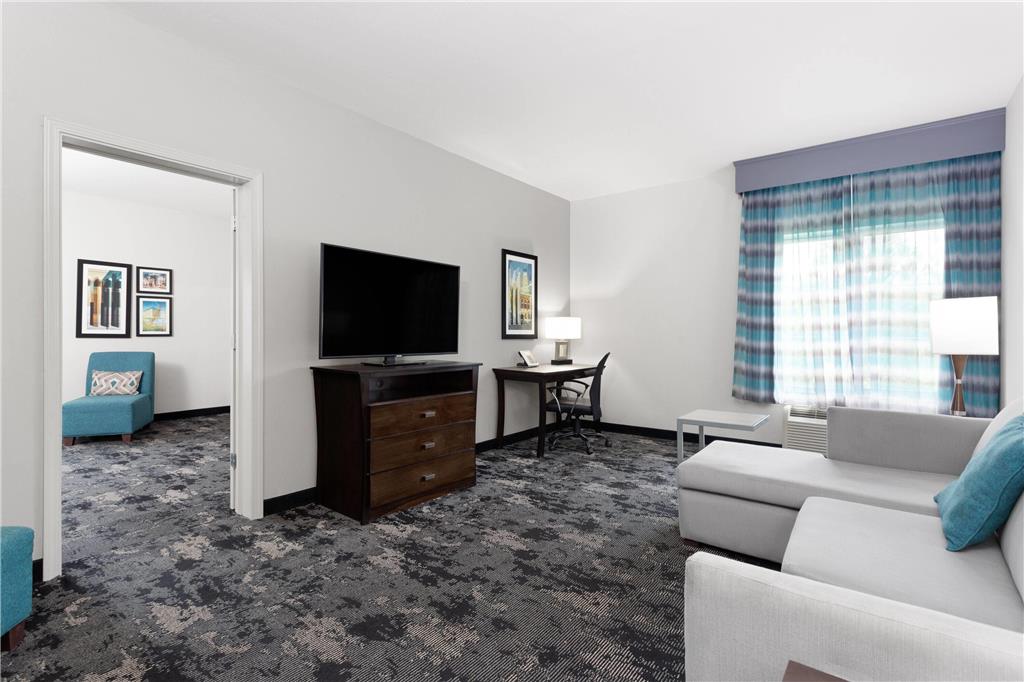 La Quinta Inn & Suites by Wyndham Columbus Edinburgh - photo 32