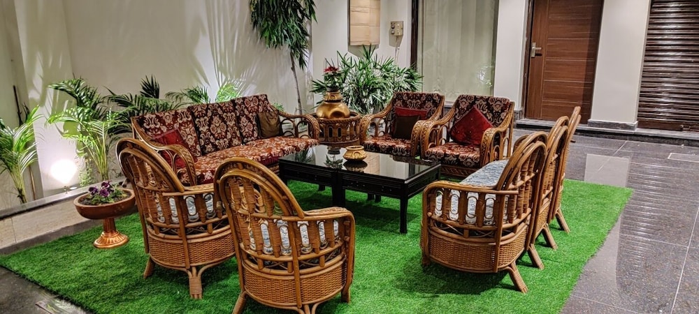 Lobby lounge