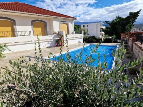 Seaside family friendly house with a swimming pool Barbat Rab 22081 — 4-Star Luxury Hotel in Rab, Croatia