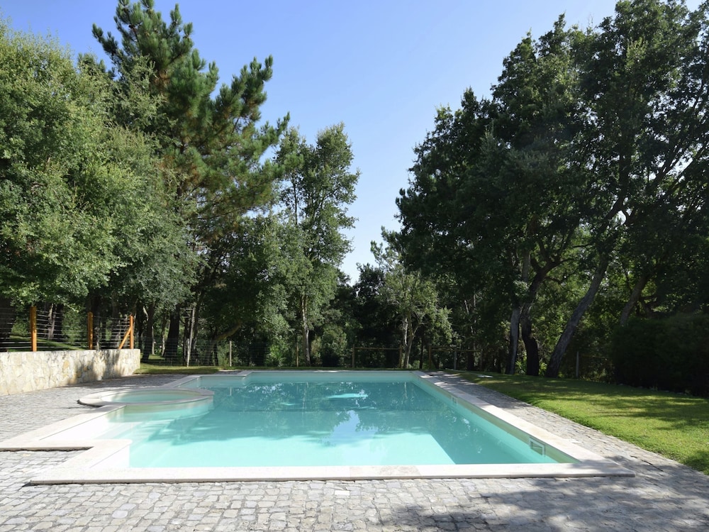 Luxurious Villa in Caldas da Rainha with Swimming Pool — 4-Star Luxury Hotel in Salir De Matos, Portugal