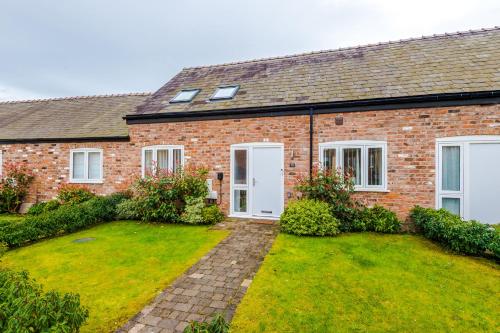 Number 21: A Breathtaking Chester Cottage with Parking — 4-Star Luxury Hotel in Mollington, United Kingdom