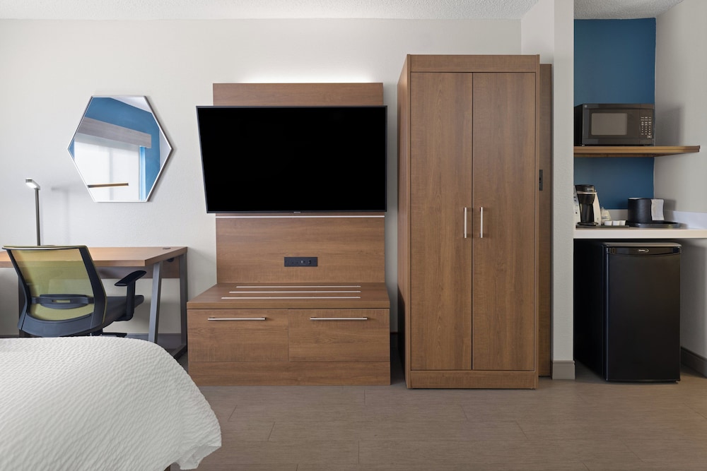 Holiday Inn Express Sheboygan Kohler by IHG - photo 35