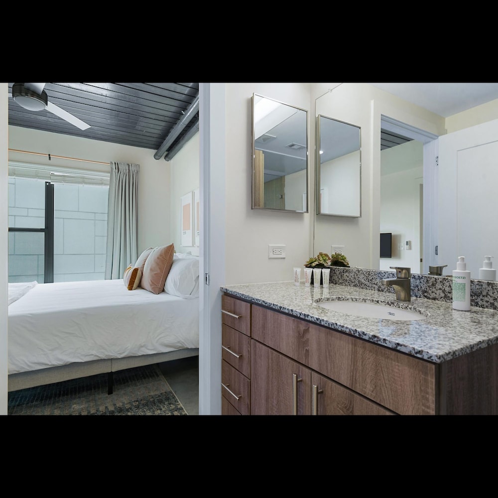 Mid Main Lofts 6424 Cool Designer 1BR Loft Midtown Houston - photo 29