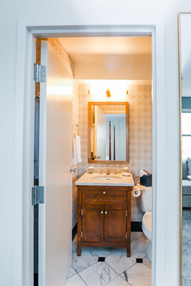 The Dunhill Hotel - photo 21