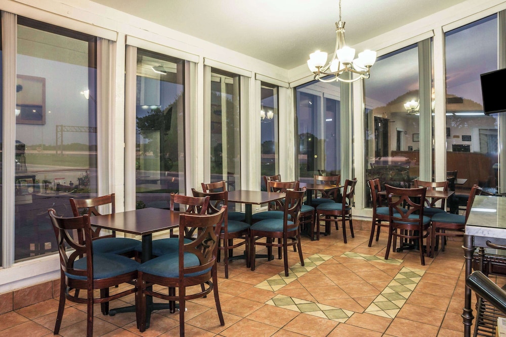 Super 8 by Wyndham San Marcos - photo 16