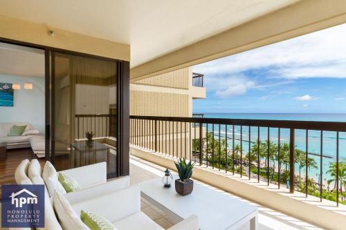 Turquoise Ocean Views Walk to Waikiki in Honolulu, United States